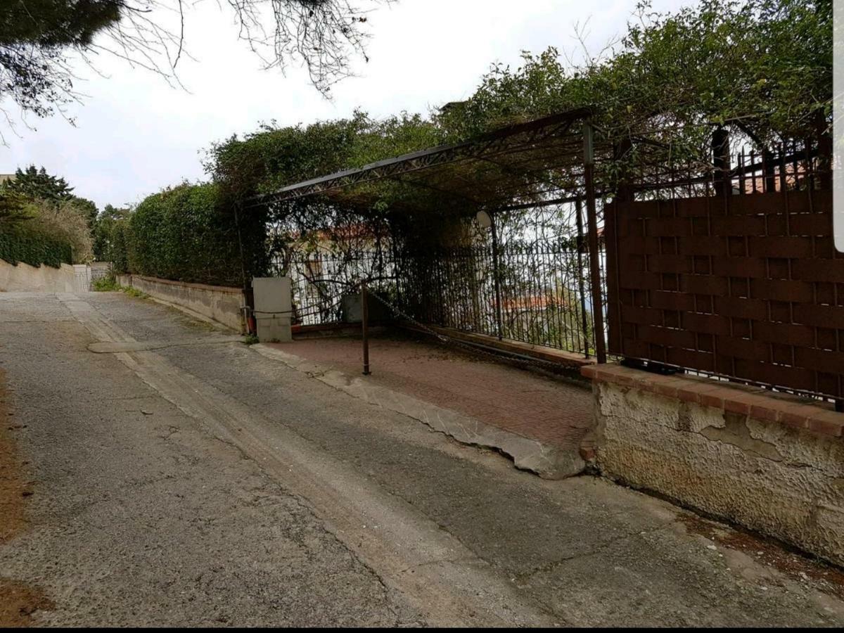 Villa Del Golfo Urio With Swimming Pool Shared By The Two Apartments Santa Flavia Exterior photo